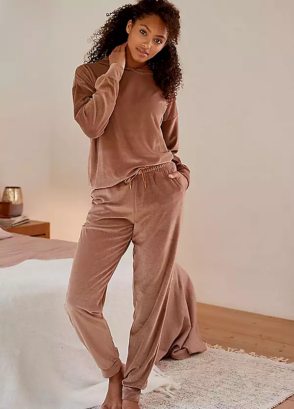 “The Business of Loungewear: Market Trends and Consumer Preferences in Comfortable Fashion”